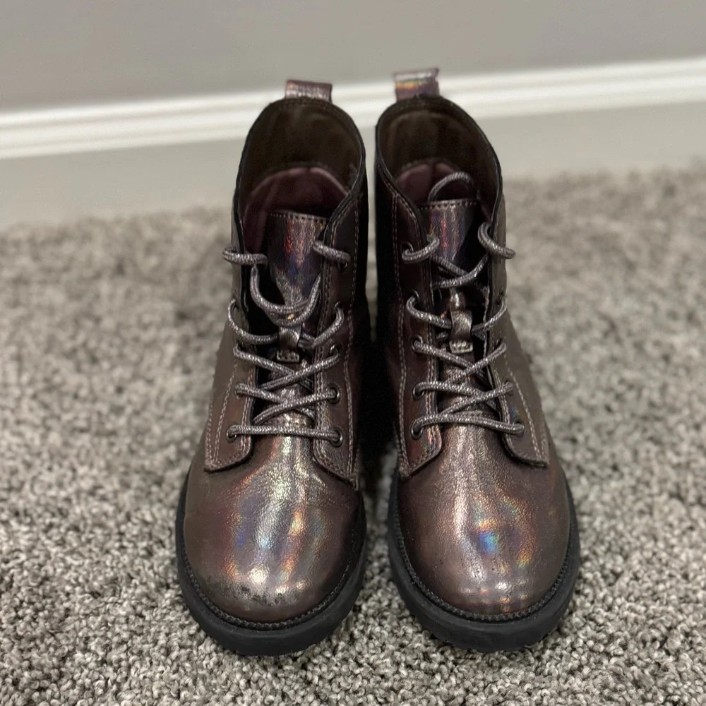 Girls Old Navy Iridescent Lace-Up Boots, size 2